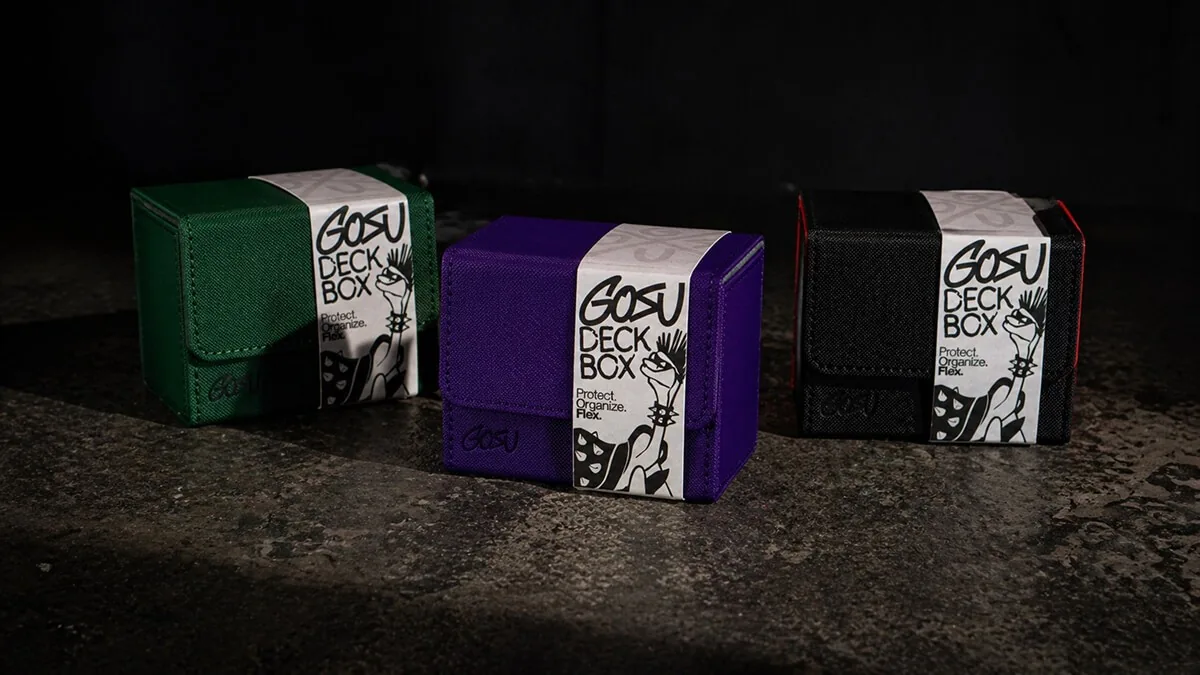 Tres deckboxes GOSU en verde, morado y negro sobre concreto